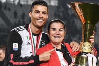 Cristiano Ronaldo: Der Fußballer hat seiner Mama Dolores Stadionverbot erteilt.
