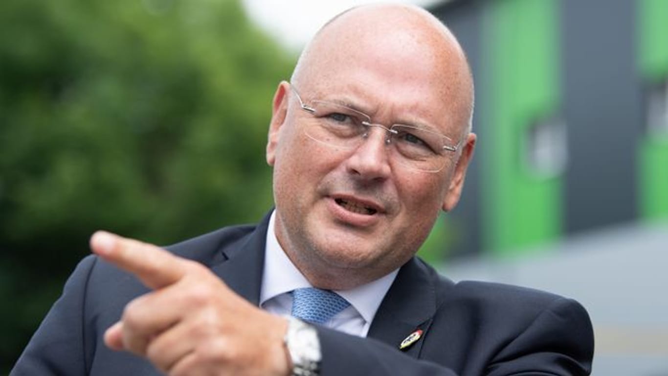 Arne Schönbohm, Präsident des Bundesamtes für Sicherheit in der Informationstechnik (BSI), steht vor einem Nebenstandort seiner Behörde in Freital.