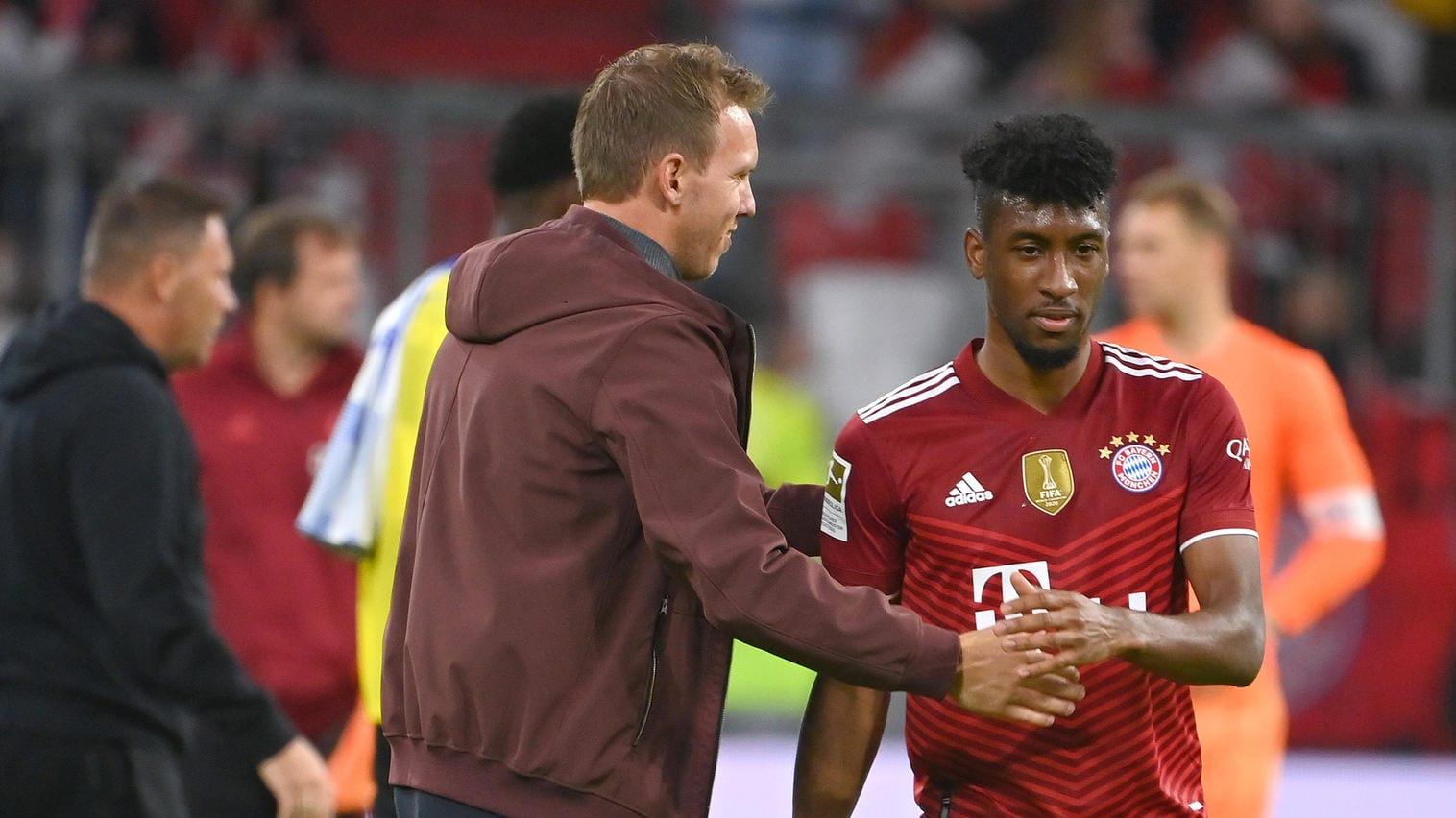 Muss wohl auf seinen Topspieler Kingsley Coman (r.) verzichten: Bayern-Trainer Julian Nagelsmann.