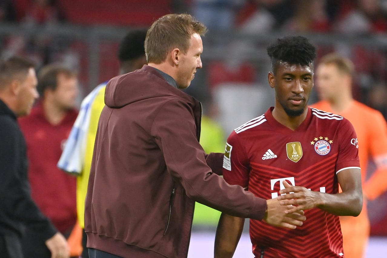 Muss wohl auf seinen Topspieler Kingsley Coman (r.) verzichten: Bayern-Trainer Julian Nagelsmann.