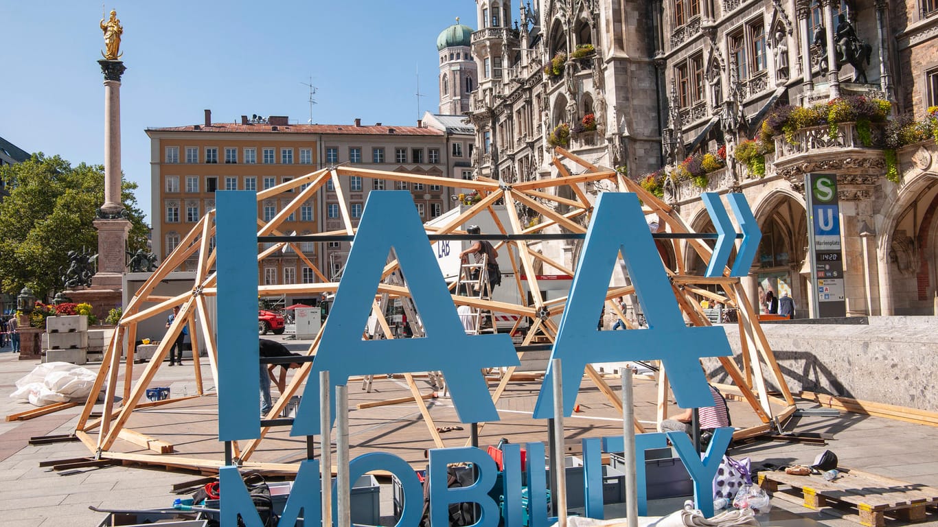 Aufbau für die Automobilmesse IAA auf dem Marienplatz: Bei den Arbeiten wurde ein Mann verletzt.