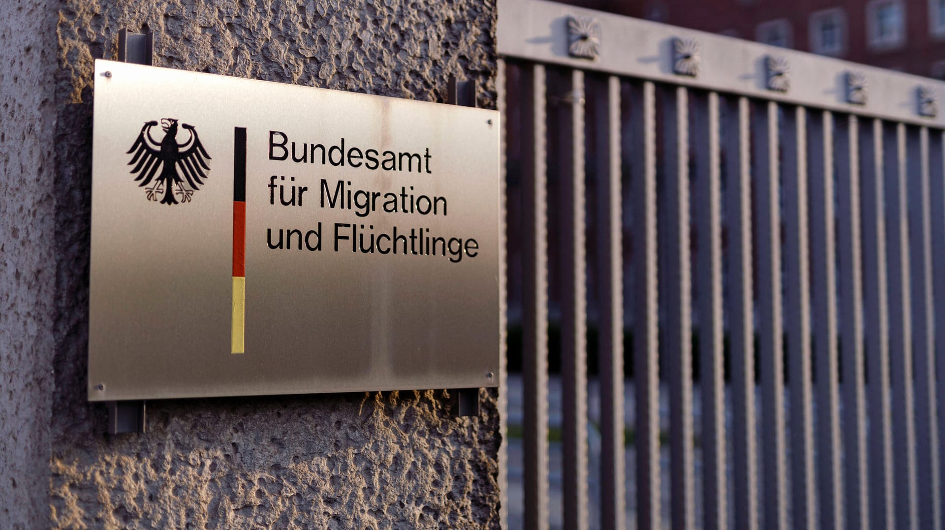 Das Bundesamt für Migration und Flüchtlinge (Bamf): In der Behörde gehen laut eines Zeitungsberichts wieder mehr Asylanträge aus Afghanistan ein. (Archivfoto)