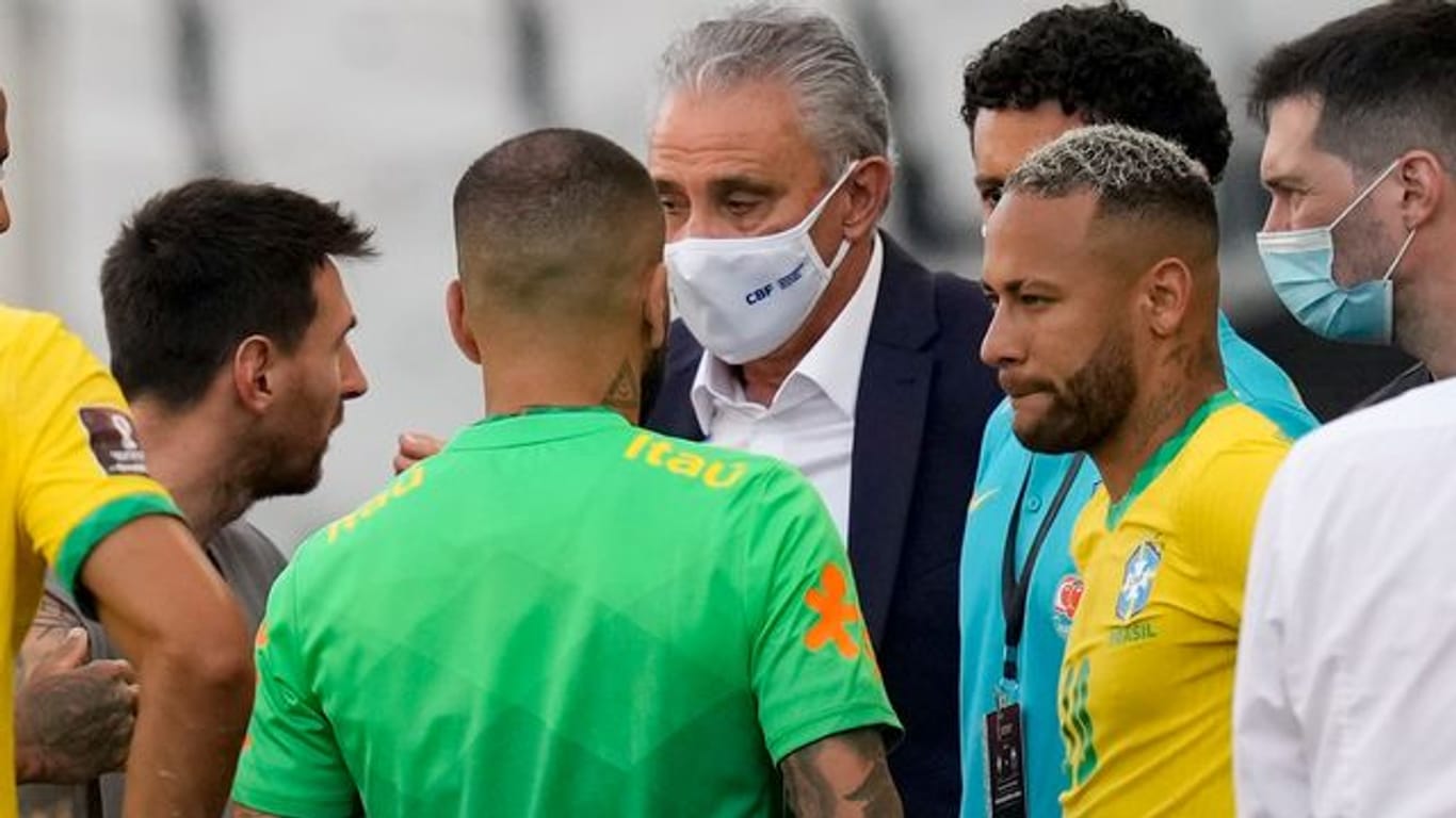 nach dem Corona-Eklat beim WM-Qualispiel zwischen Brasilien und Argentinien hat die FIFA ein Disziplinarverfahren gegen beide Nationalverbände eingeleitet.