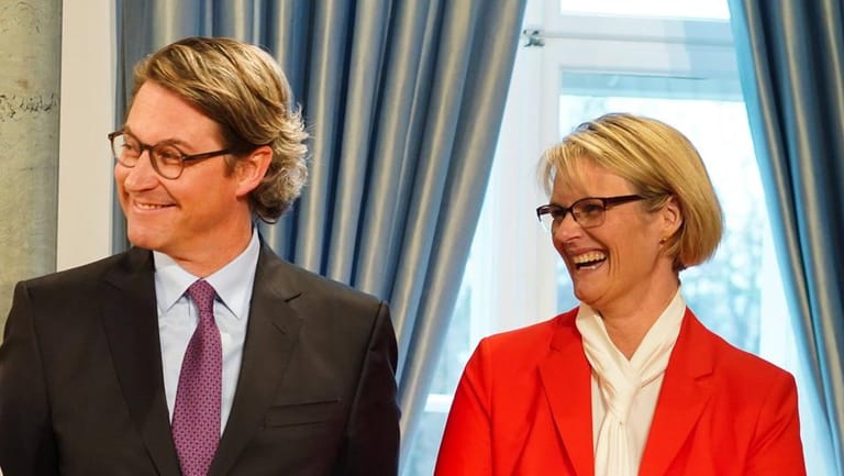 Hätten wir ja selbst nie gedacht, dass wir mal Minister sind: Anja Karliczek und Andreas Scheuer