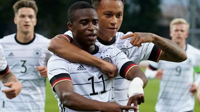 Youssoufa Moukoko (11) leitete mit seinem Tor die Wende beim deutschen Sieg in Lettland ein.