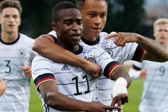 Youssoufa Moukoko (11) leitete mit seinem Tor die Wende beim deutschen Sieg in Lettland ein.