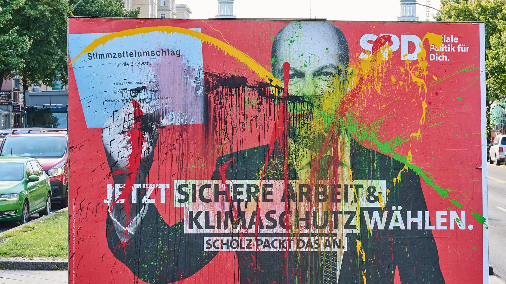 Beschmiertes Wahlplakat der SPD: Der Täter könnte wegen Sachbeschädigung verurteilt werden – wenn er gefunden wird.