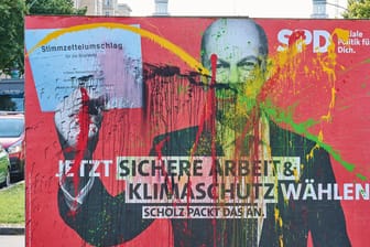 Beschmiertes Wahlplakat der SPD: Der Täter könnte wegen Sachbeschädigung verurteilt werden – wenn er gefunden wird.