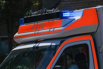 Rettungswagen mit Blaulicht: Die verstorbene Person wurde zuvor palliativ betreut (Symbolbild).