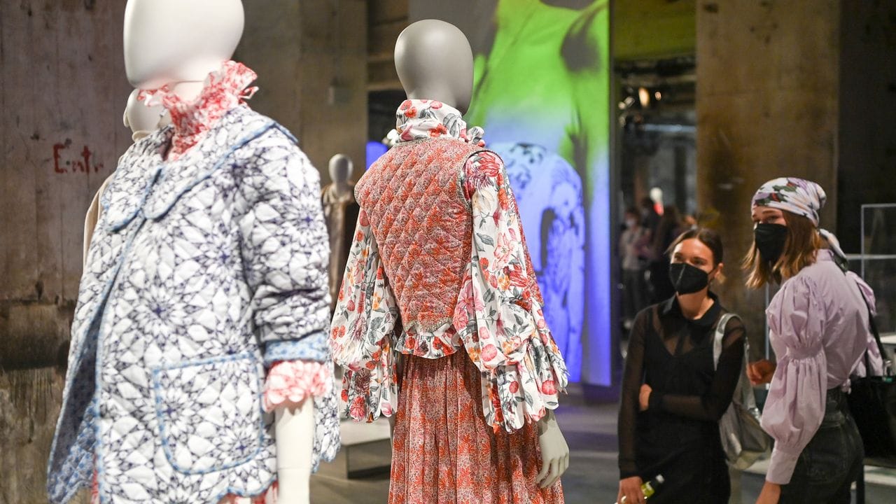 Die Gruppenausstellung "Der Berliner Salon" mit Kollektionen deutscher Designer bei der Mercedes-Benz Fashion Week. Die Gruppenausstellung "Der Berliner Salon" mit Kollektionen deutscher Designer bei der Mercedes-Benz Fashion Week.