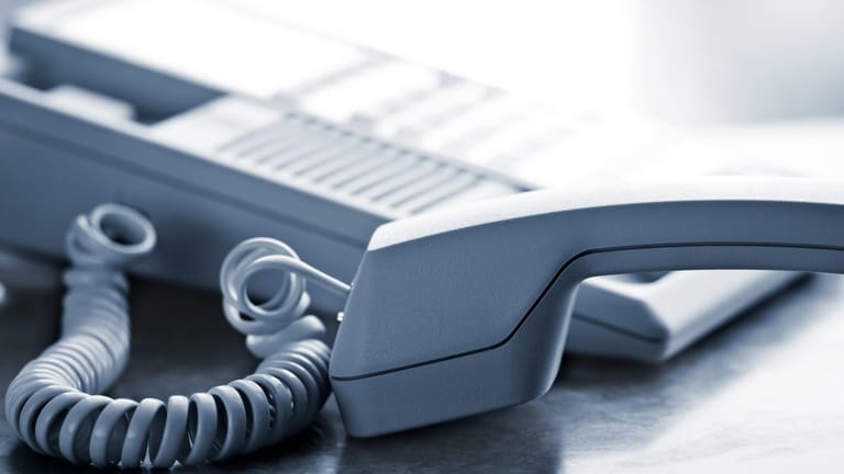 Hörer liegt neben dem Telefon: In Schweden wählte ein Angestellter stundenlang seine eigene Nummer, damit man ihn nicht erreichen konnte. (Symbolbild)