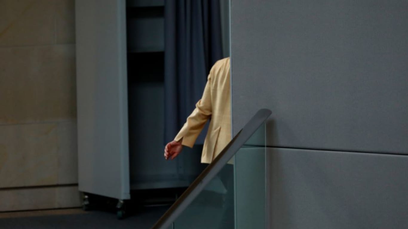 Angela Merkel verlässt das Plenum des Bundestags nach der letzten großen Debatte ihrer Regierungszeit.