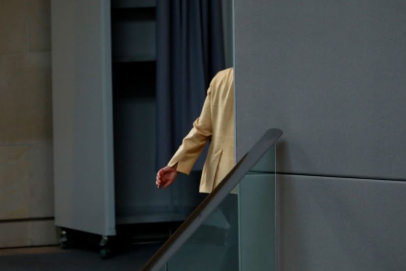 Angela Merkel verlässt das Plenum des Bundestags nach der letzten großen Debatte ihrer Regierungszeit.