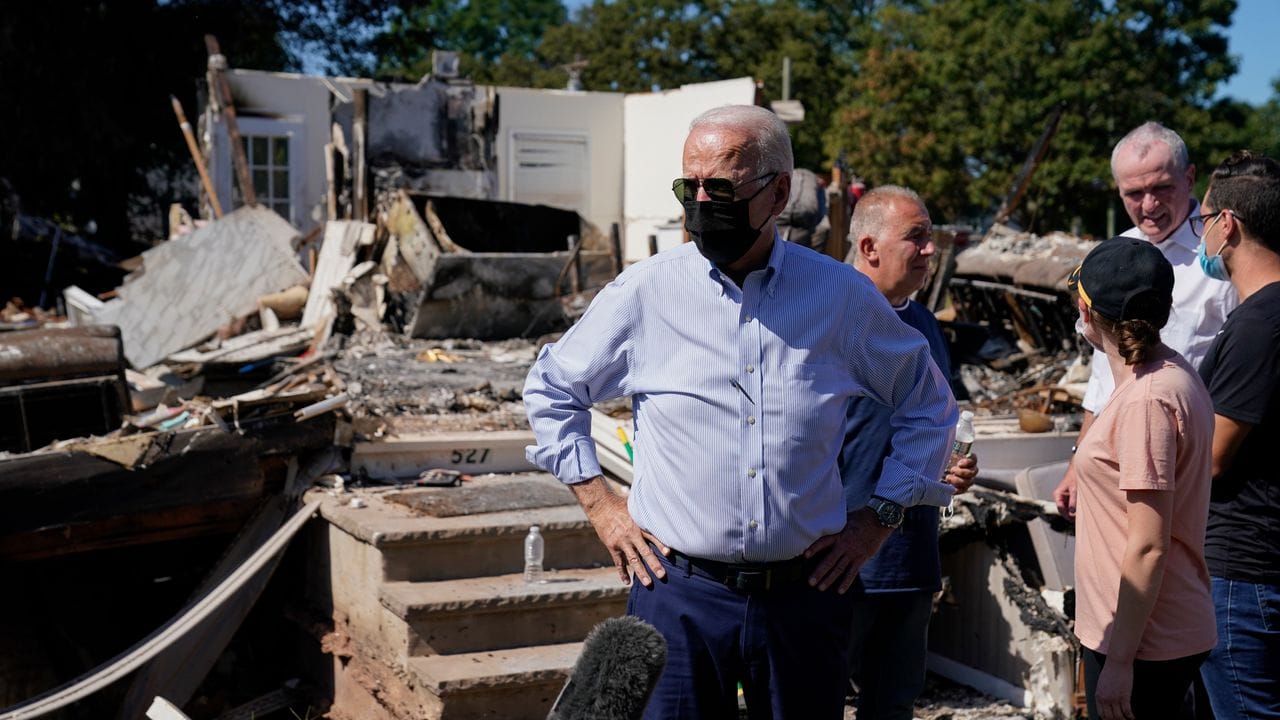 Joe Biden besichtigt in Manville (New Jersey) ein vom Hurrikan "Ida" betroffenes Viertel.