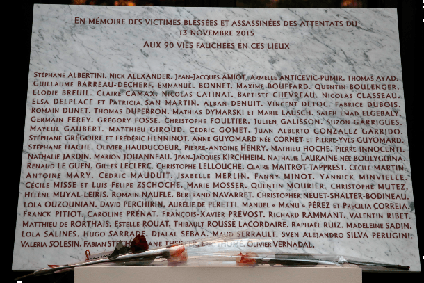 Eine Tafel an der Konzerthalle Bataclan erinnert an die Opfer der Terrortat.