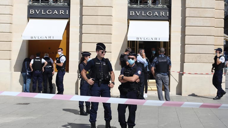 Einige Polizisten stehen vor dem Bulgari-Juweliergeschäft: Auf dem noblen Place Vendome wurden zwei Verdächtige festgenommen.
