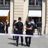 Einige Polizisten stehen vor dem Bulgari-Juweliergeschäft: Auf dem noblen Place Vendome wurden zwei Verdächtige festgenommen.