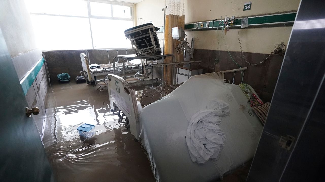 In dem Krankenhaus wurden Zimmer überschwemmt und Betten sowie medizinische Geräte beschädigt.