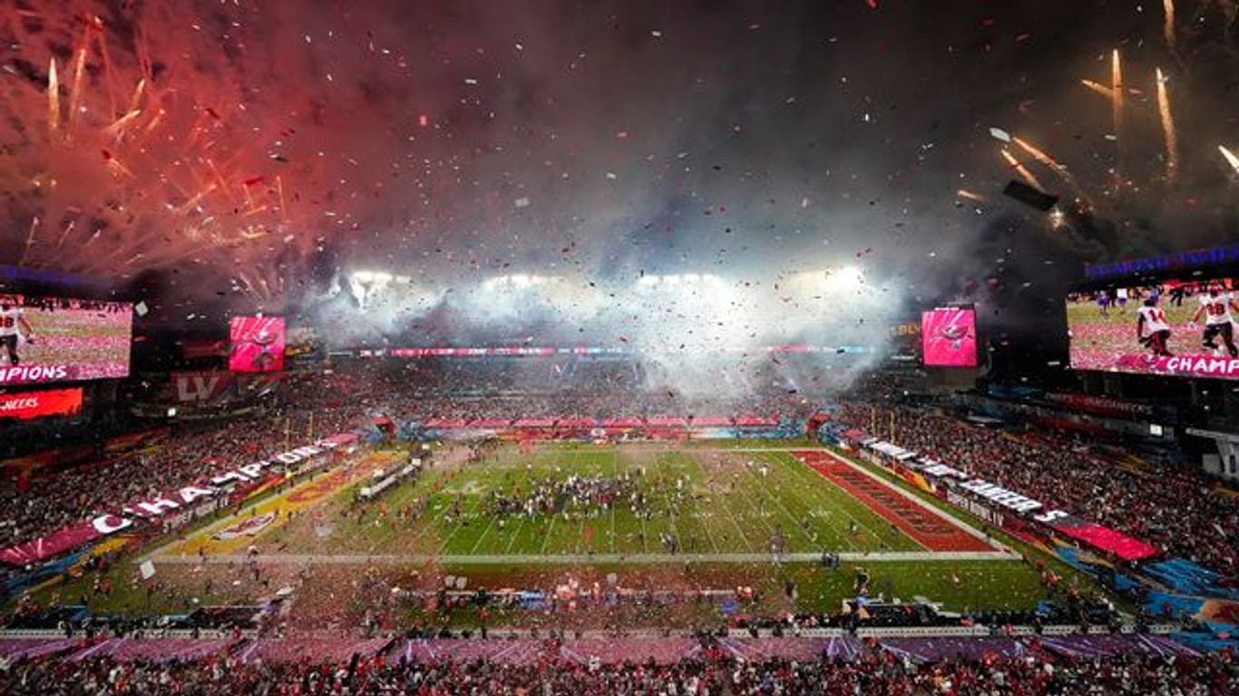 Feuerwerkskörper explodieren nach dem Sieg der Tampa Bay Buccaneers im letzten Super Bowl.