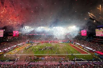Feuerwerkskörper explodieren nach dem Sieg der Tampa Bay Buccaneers im letzten Super Bowl.