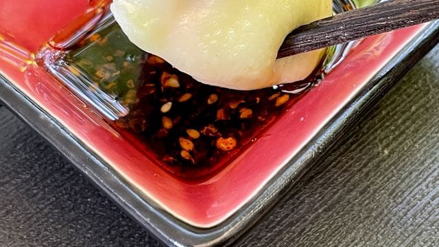 Zu den Jiaozis passen Sojasoße oder Reisessig mit Chili und Knoblauch.