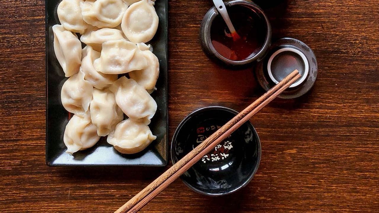 Neben köstlichen Füllungen enthalten die Teigtaschen auch eine Menge Symbolik und werden besonders gerne zum chinesischen Neujahr serviert.