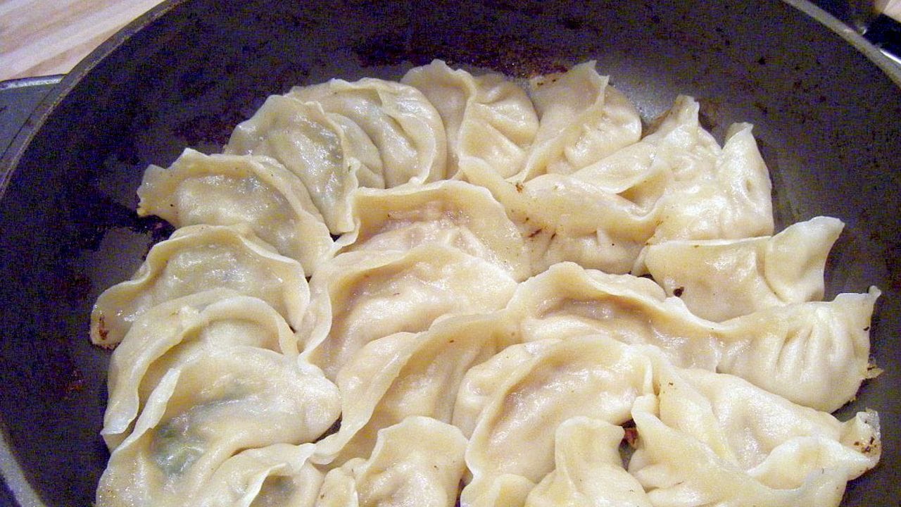 Wer es knusprig mag, kann die gekochten Jiaozi auch in der Pfanne anbraten.