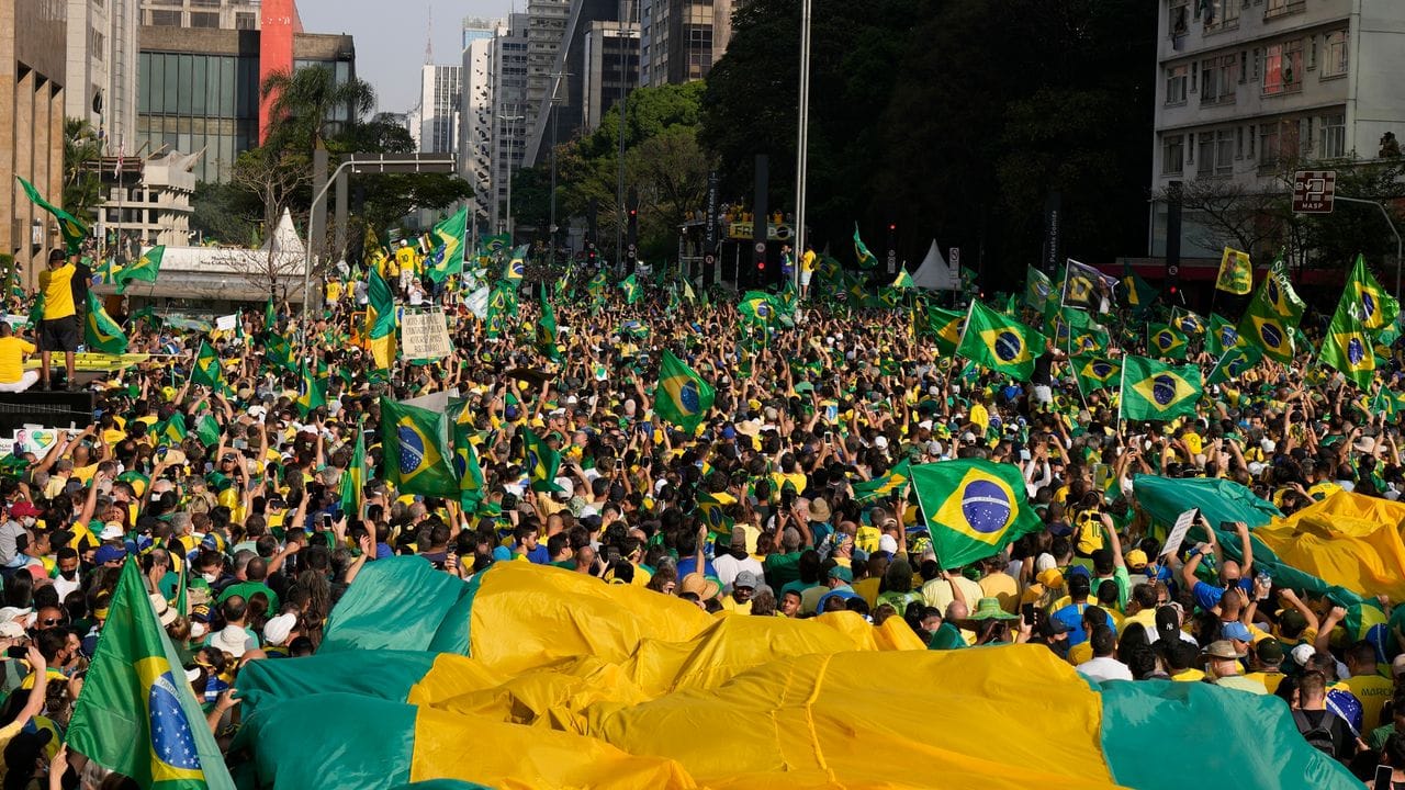 Zehntausende Menschen haben mit anti-demokratischen Slogans für Bolsonaro demonstriert.