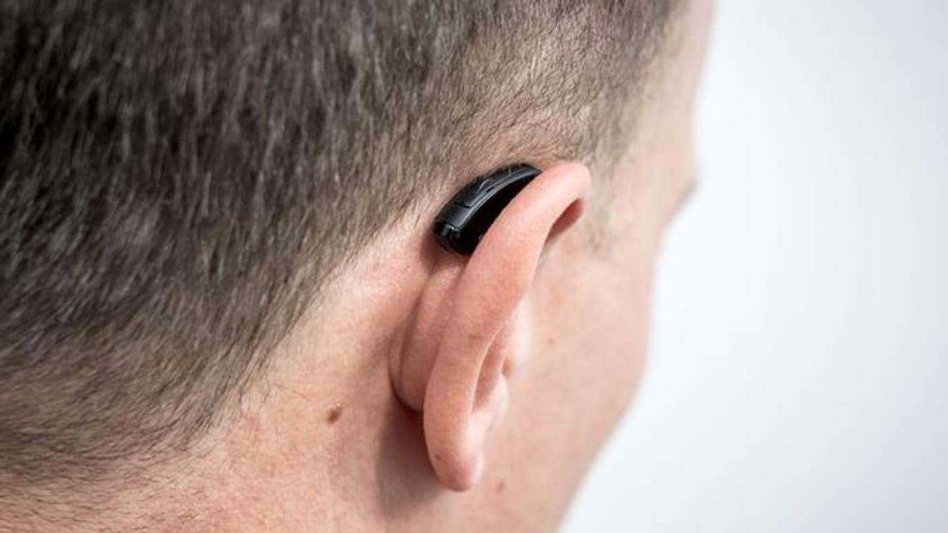 Hörgeräte fallen beim Auf- und Absetzen von Maske, Mütze oder Stirnband mitunter mal runter.