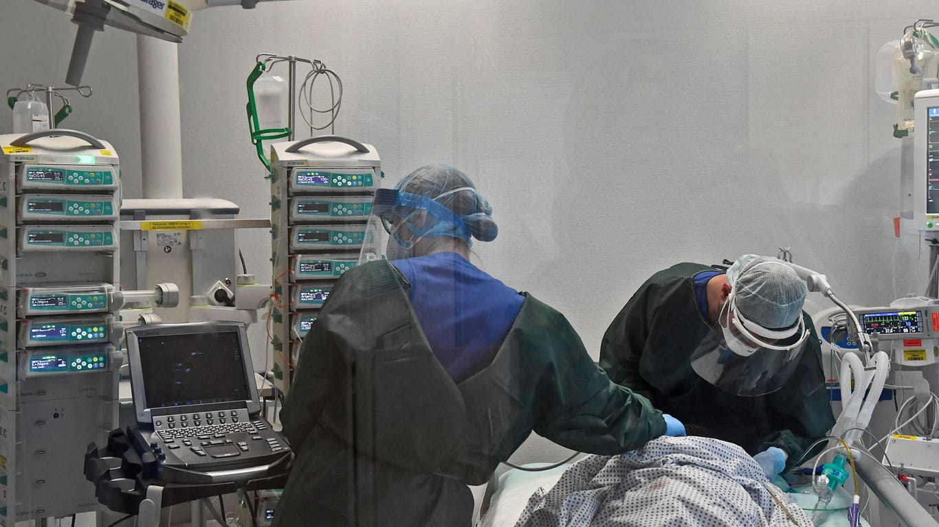 Einblick in die Intensivpflege eines schwerstkranken Corona-Patienten am Uniklinikum Essen (Symbolbild): Krankenhaus-Direktor Dittmar warnt vor einer erneuten Überlastung der Intensivstationen.