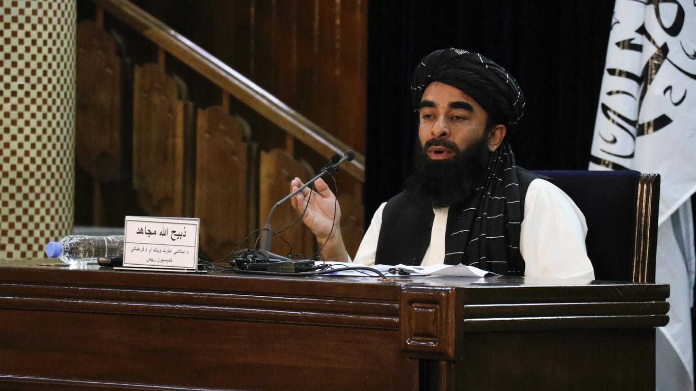 Kabul: Taliban-Sprecher Zabihullah Mujahid stellt die neue Übergangsregierung vor.