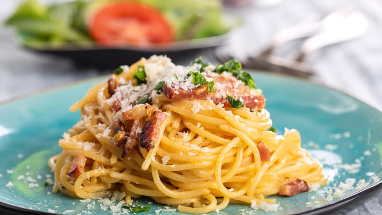 Spaghetti Carbonara gehören zu den beliebtesten Pasta-Gerichten in Deutschland. Für die cremige Sauce wird traditionsgemäß Eigelb verwendet.