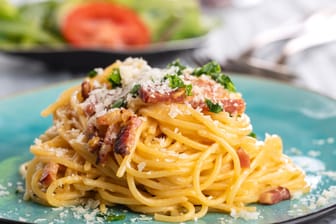 Spaghetti Carbonara gehören zu den beliebtesten Pasta-Gerichten in Deutschland. Für die cremige Sauce wird traditionsgemäß Eigelb verwendet.