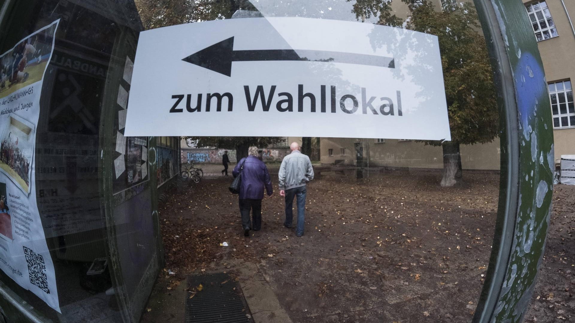 Wähler auf dem Weg zu einem Berliner Wahllokal (Archivbild): Bei der Stimmabgabe wird es Maskenpflicht geben – abstimmen dürfen aber auch Ungetestete. Wähler auf dem Weg zu einem Berliner Wahllokal (Archivbild): Bei der Stimmabgabe wird es Maskenpflicht geben – abstimmen dürfen aber auch Ungetestete.