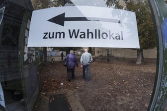Wähler auf dem Weg zu einem Berliner Wahllokal (Archivbild): Bei der Stimmabgabe wird es Maskenpflicht geben – abstimmen dürfen aber auch Ungetestete.