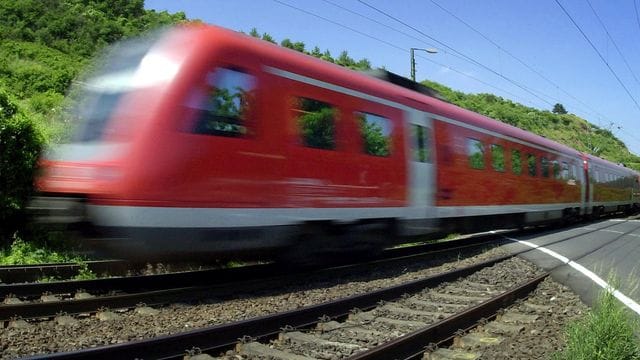 Auf dem Land ist es mit der Mobilität ohne Auto schwierig - Busse und Bahnen fahren oft nur spärlich.