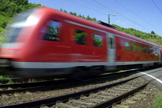 Auf dem Land ist es mit der Mobilität ohne Auto schwierig - Busse und Bahnen fahren oft nur spärlich.