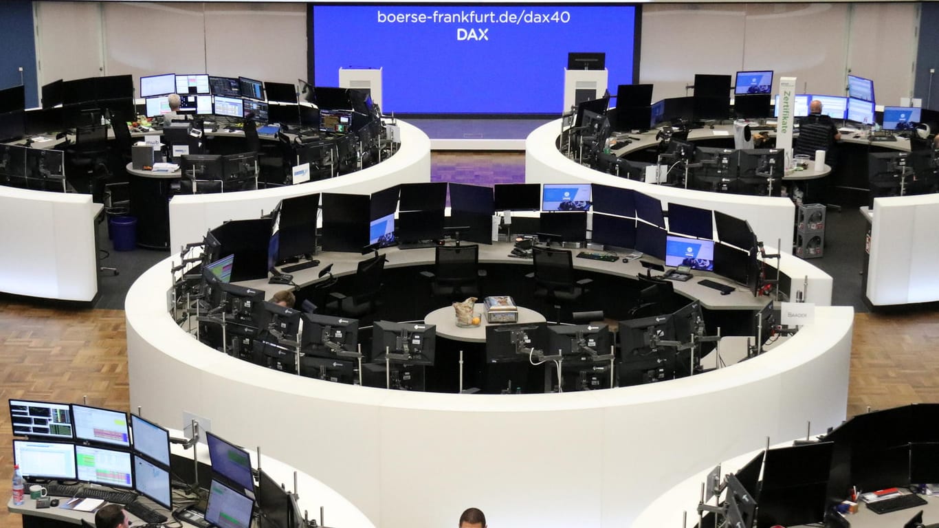 Der Frankfurter Börsensaal am Dienstagabend: Der Dax bewegt sich abwärts.