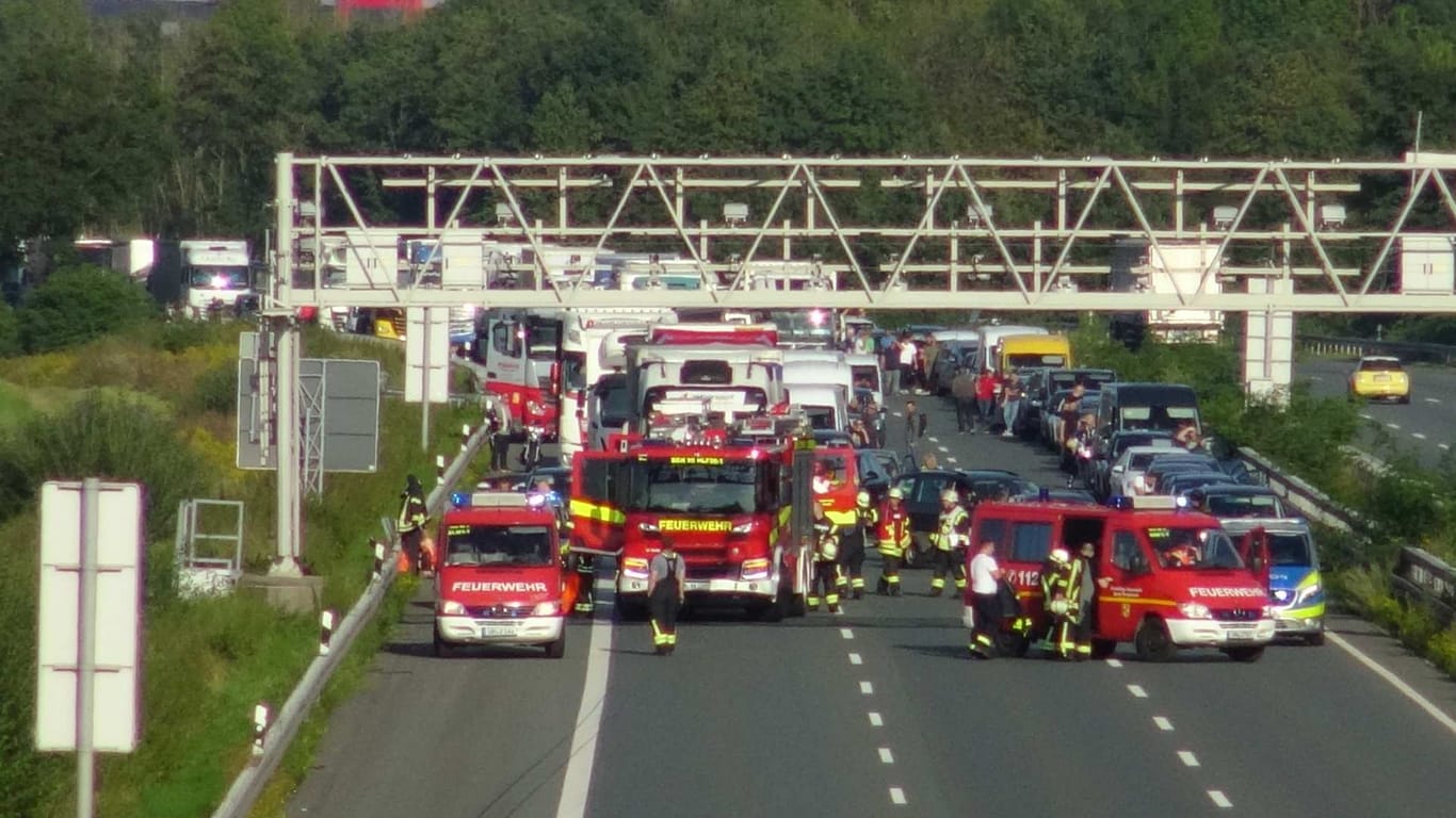 Einsatzfahrzeuge auf der A2: Zwei Personen wurden bei einem Unfall in Richtung Dortmund schwer verletzt.