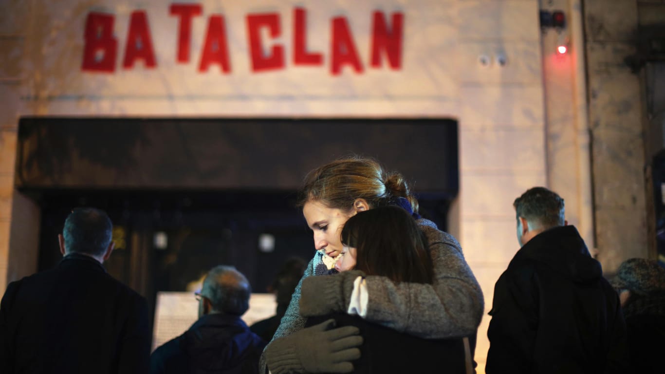 Frauen umarmen sich vor der Konzerthalle Bataclan in Paris: Dort schlugen die Terroristen ebenfalls zu.