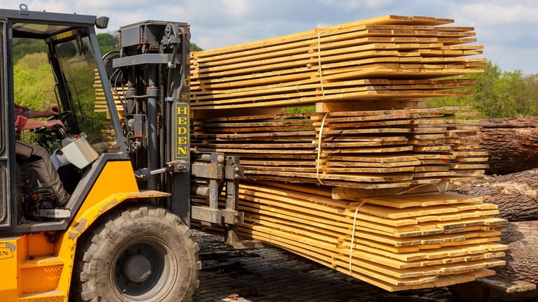 Ein Gabelstapler in einem Sägewerk: Auch die Industrie leidet unter steigenden Holzpreisen.
