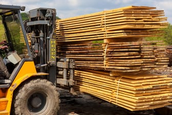 Ein Gabelstapler in einem Sägewerk: Auch die Industrie leidet unter steigenden Holzpreisen.