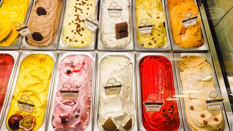 Italienisches Speiseeis in einer Kühltheke (Symbolbild): Köln hat zahlreiche Adressen für leckeres Eis.