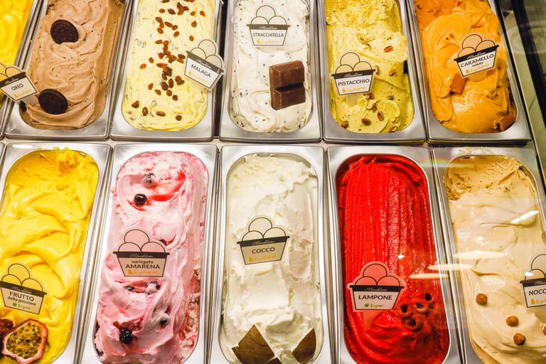 Italienisches Speiseeis in einer Kühltheke (Symbolbild): Köln hat zahlreiche Adressen für leckeres Eis.