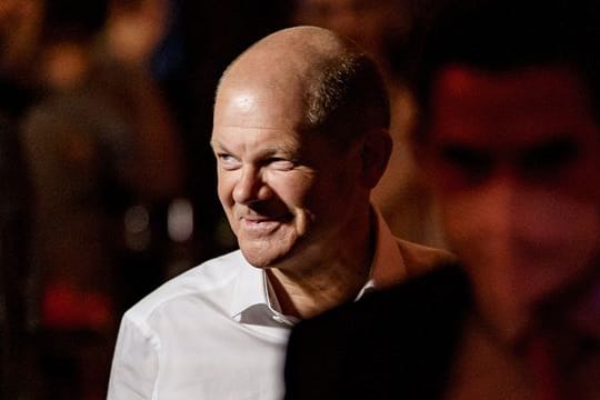 Olaf Scholz (SPD), Spitzenkandidat seiner Partei bei der kommenden Bundestagswahl, besucht nach der ARD-Wahlarena zur Bundestagswahl ein Public Viewing der SPD in der Bar „Strandsalon“.