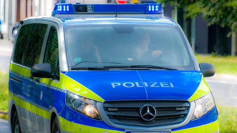 Ein Polizeiauto (Symbolbild): In Mecklenburg-Vorpommern wird die zehnjährige Chayen vermisst.