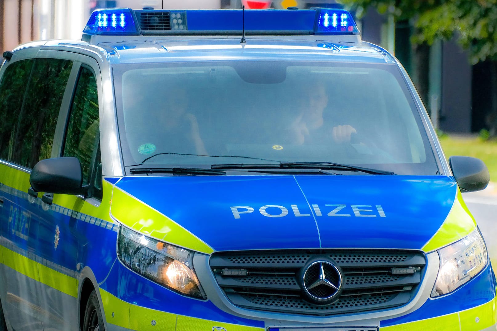 Ein Polizeiauto (Symbolbild): In Mecklenburg-Vorpommern wird die zehnjährige Chayen vermisst.