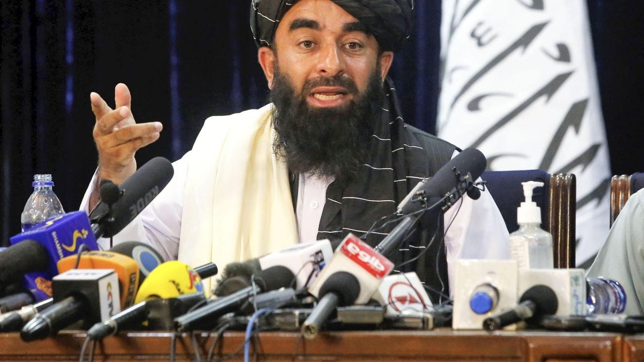 Taliban-Sprecher Sabiullah Mudschahid während einer Pressekonferenz in Kabul. Taliban-Sprecher Sabiullah Mudschahid während einer Pressekonferenz in Kabul.