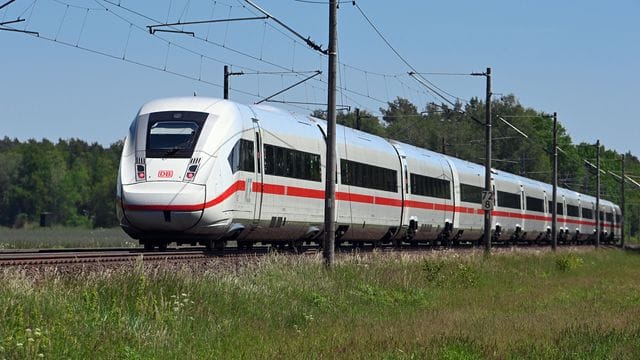 Ein Intercity vom Typ ICE 4 fährt aus Hamburg kommend in Richtung Berlin. (Archivbild): Die Bauarbeiten dauern planmäßig bis zum 11. Dezember. Ein Intercity vom Typ ICE 4 fährt aus Hamburg kommend in Richtung Berlin. (Archivbild): Die Bauarbeiten dauern planmäßig bis zum 11. Dezember.