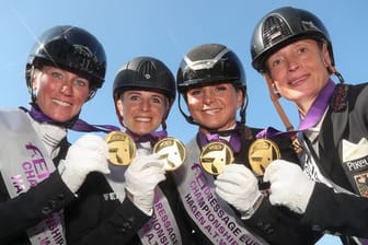 Die Dressurreiterinnen Helen Langehanenberg (l-r), Jessica von Bredow-Werndl, Dorothee Schneider und Isabell Werth mit ihren Goldmedaillen.